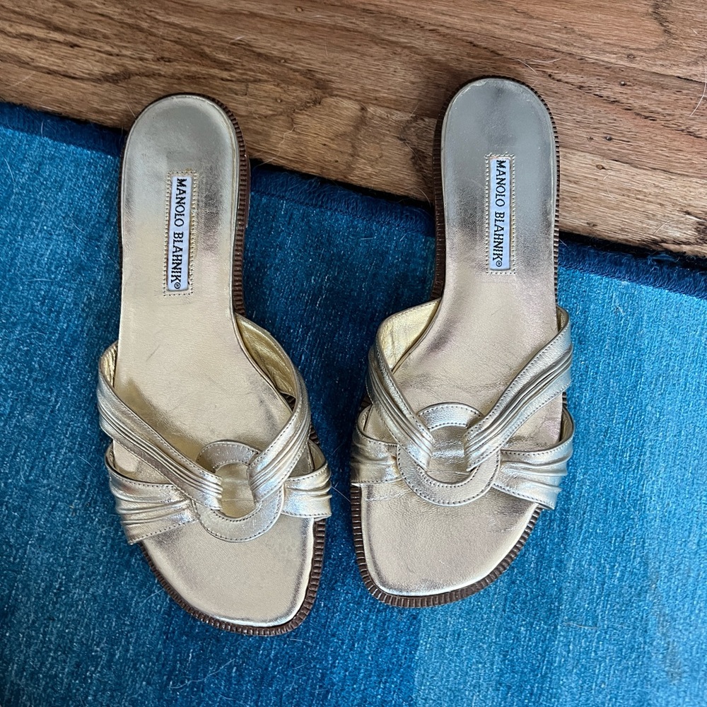 Manolo blahnik gold slides